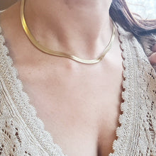 Load image into Gallery viewer, Timless gold necklace - Yalda Concept Store Persan
